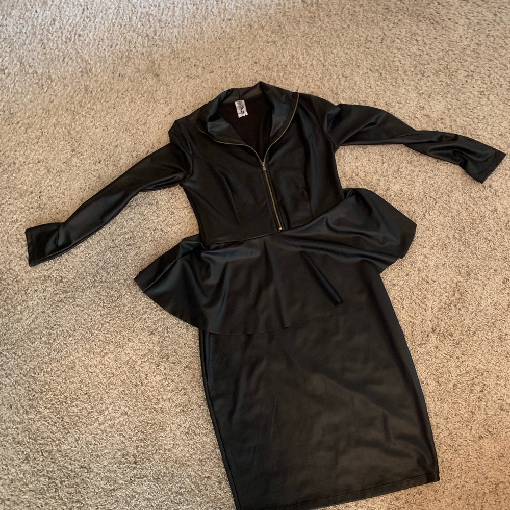 Sz L black sexy stretchy dress with front zipper.